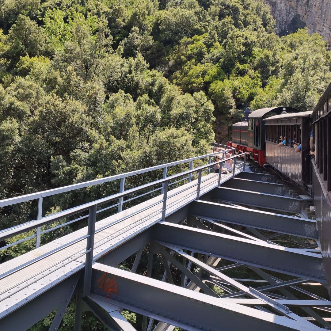 Bridge de Chirico, Milies